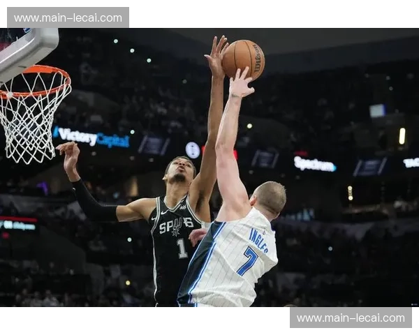 尼克斯外线扩防策略 文班亚马7次失误暴露传球困境